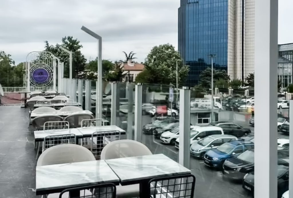 Rüzgar kırıcı reklam için